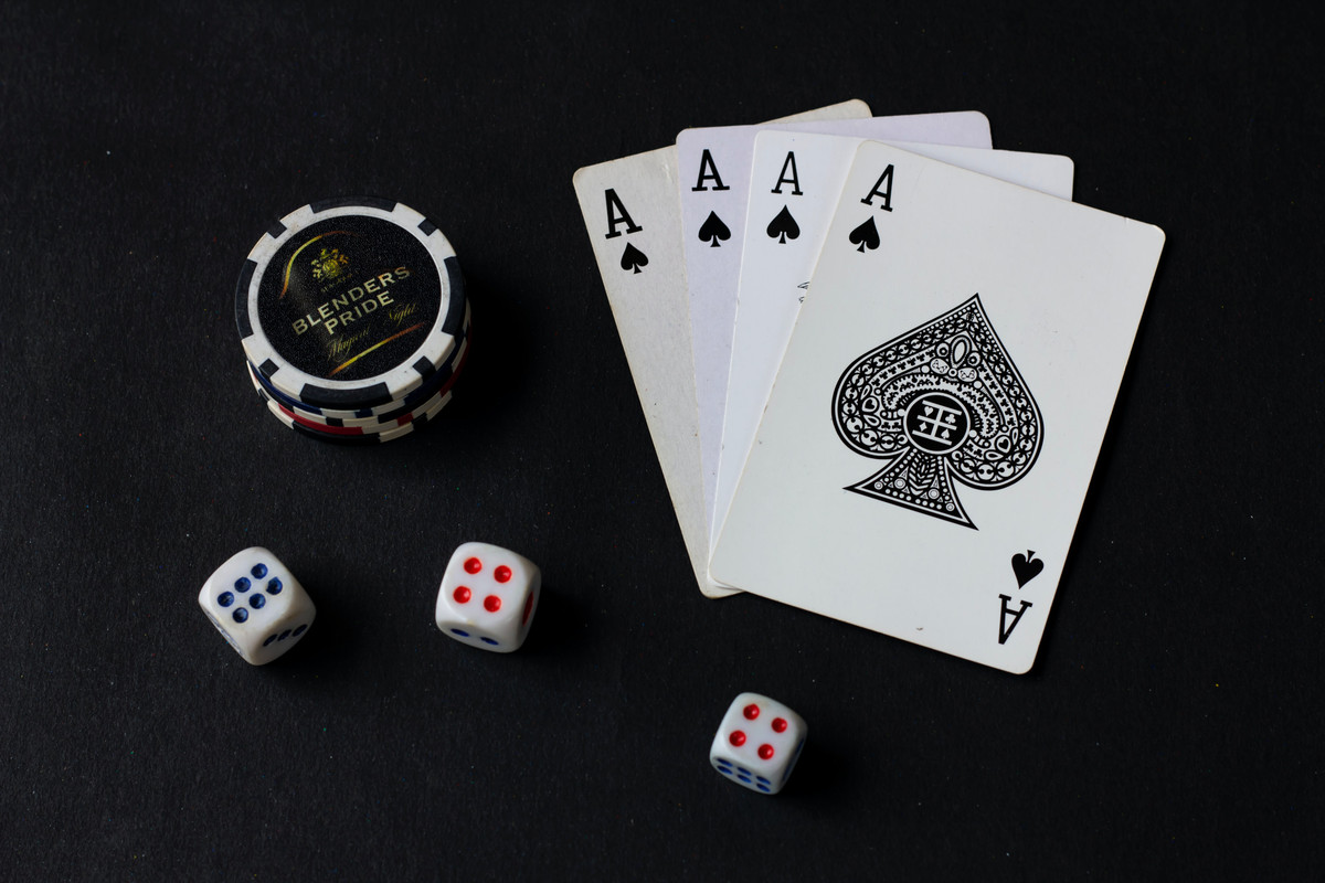 Cartas de poker y dados